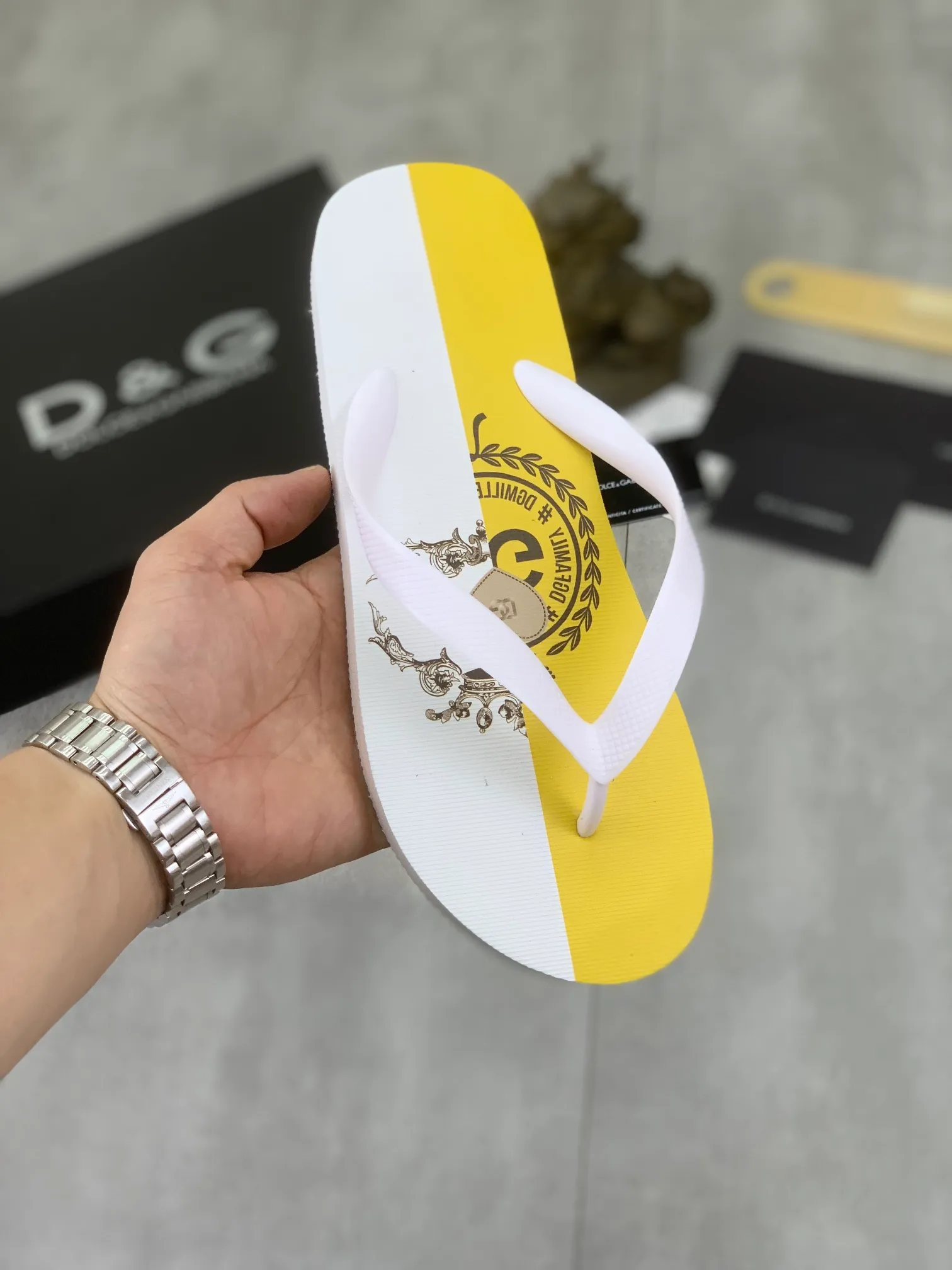 Men's Men's Shoes💰P220💰[New Style]🆘[DG]Official Website Couple🧑‍🤝‍🧑Hot-selling Dolce & Gabbana Men's Flip-Flops are on sale at the counter simultaneously! Original fabric imported from Italy. Original bottom provided by the original factory. Size: Adult 36-45. Children’s size: 30-37. Multiple colors available.